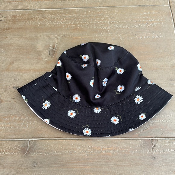 Alice + Olivia Accessories - Alice + Olivia Reversible Bucket Hat - Daisy Print - NWT